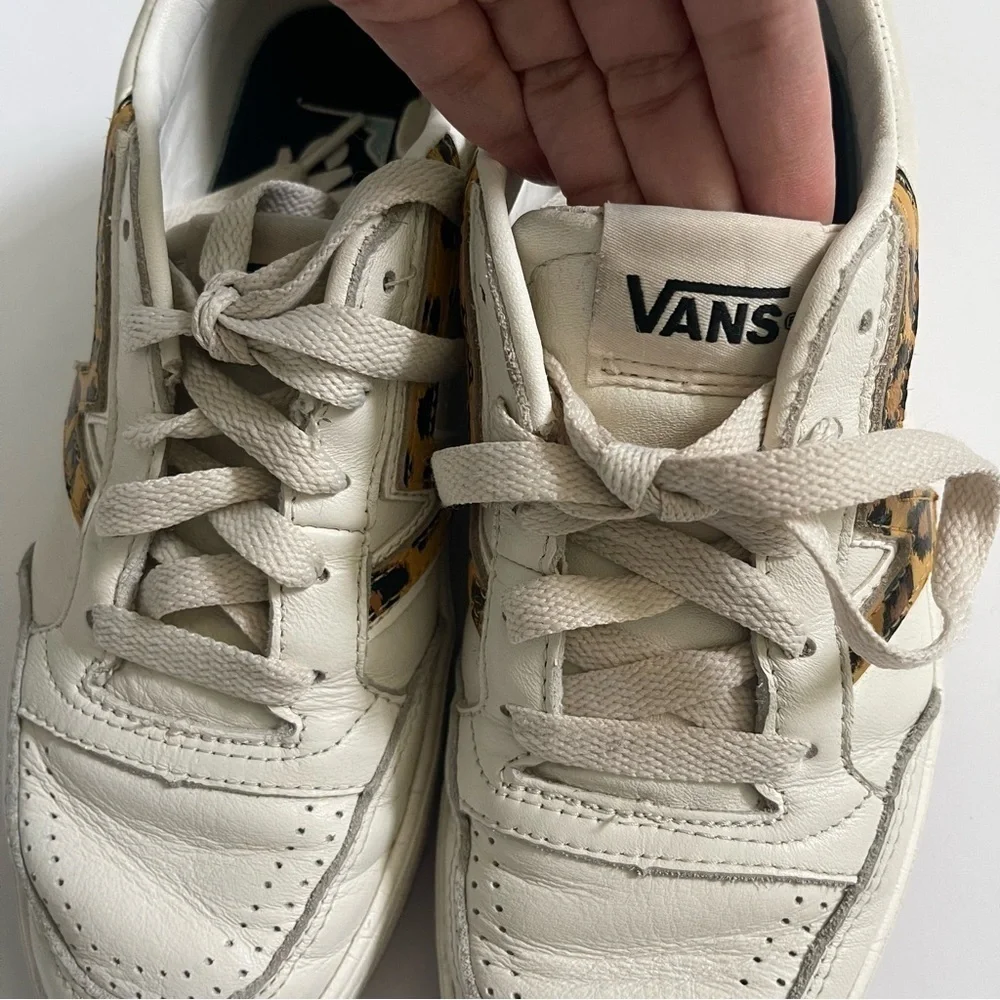 VANS Lace Up Leather Sneakers Women Size 7 Ivory Animal Print Casual Comfy